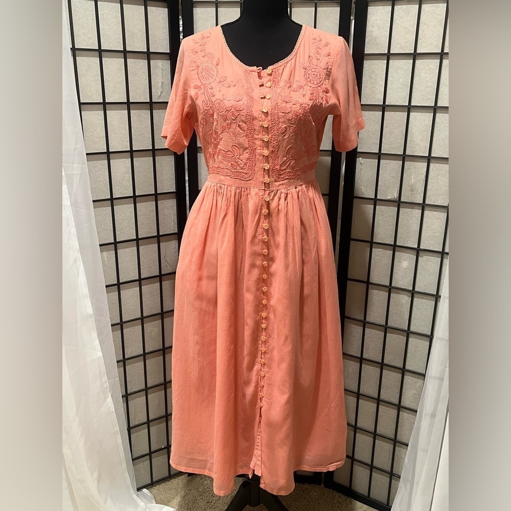 Together Petite Coral short sleeve embroidered shirt waist dress.VINTAGE, RETRO